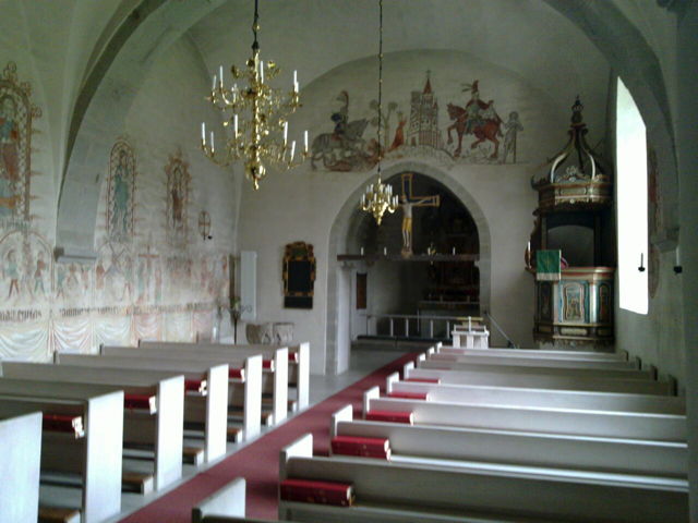 Crucifix triumfal (în spate), Biserica Hemse, Gotland, Suedia. De Karl Brodowsky (CC BY-SA 3.0), prin Wikimedia Commons.
